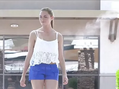Curiță video porno tube își scutură fundul în fața camerei mele