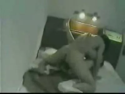 Bruneta sexy cu corp sex film vintage superb se mângâie în fața camerei