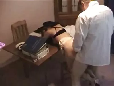 Bruneta cu sânii miss noir sex mari îmi face mâna