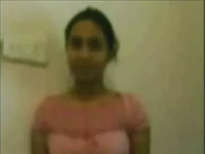 O blondă bagă webcam video sex un vibrator