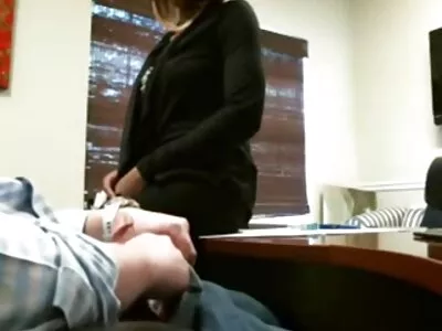 Bruneta cu sânii mari falși face o young feet sex muie și este futută