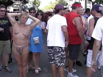O blondă drăguță cu video sexi xxx fantă ras este bătută