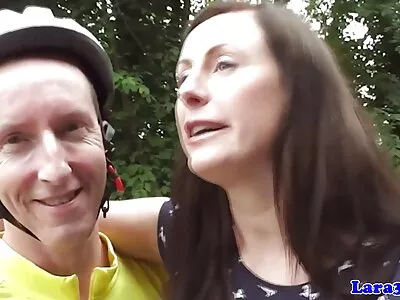 O tipă este eșuată în video porno boys gură