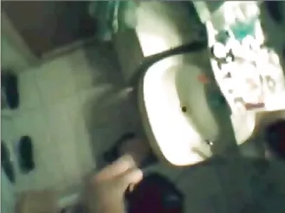 O tipă cu sexy videochat ochelari se masează