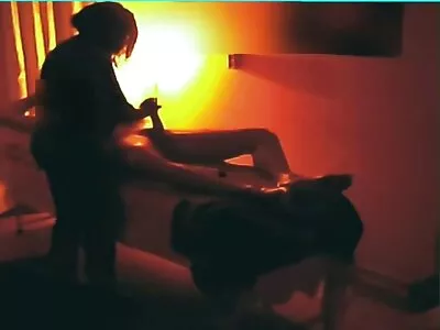 Dildo sexiirani intră într-o păsărică udă