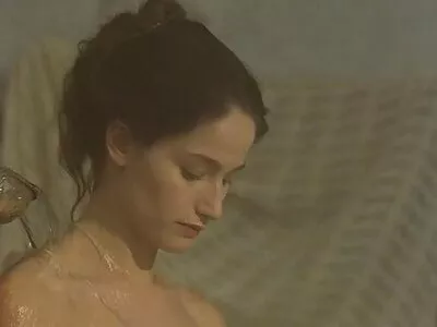 Târfă slabă se trage lângă șemineu video sesy