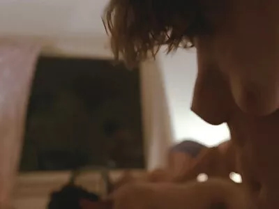 Roșcată cu un corp frumos primește masturbare și sexi x sex