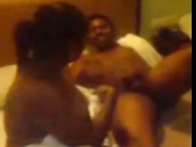 Puiță porno cu femei grase cu sâni mici suge cocoș într-un tufiș