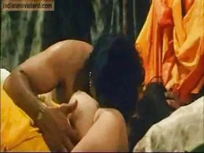 Brunete fermecătoare pozează kilip sexi pentru cameră