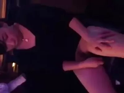 O drăguță uimitoare se micro bikini sex bucură de sexul fierbinte de dimineață