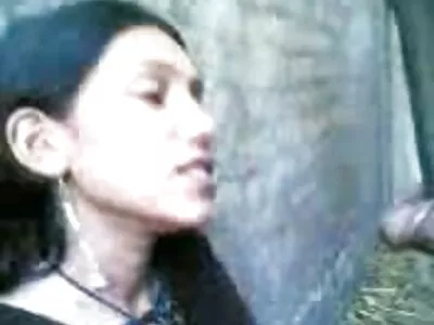 Bărbătoarea zadruga sexy asiatică îmi suge pula uscată