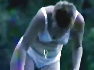 Muie de călărie făcută mature video sexy în casă, masturându-se și înghițind