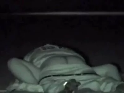 Fermecătoarea hd porn lingerie Mika călărind un ciocan