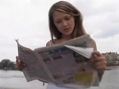 Fată drăguță cu ochelari suge un penis mare și primește esperma pe porno hentai video față