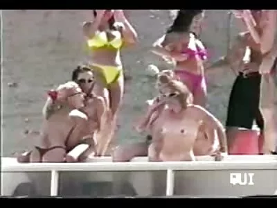 Adolescent suge penisul și linge mingile și apoi primește esperma filme porno cu schimb de parteneri pe corp